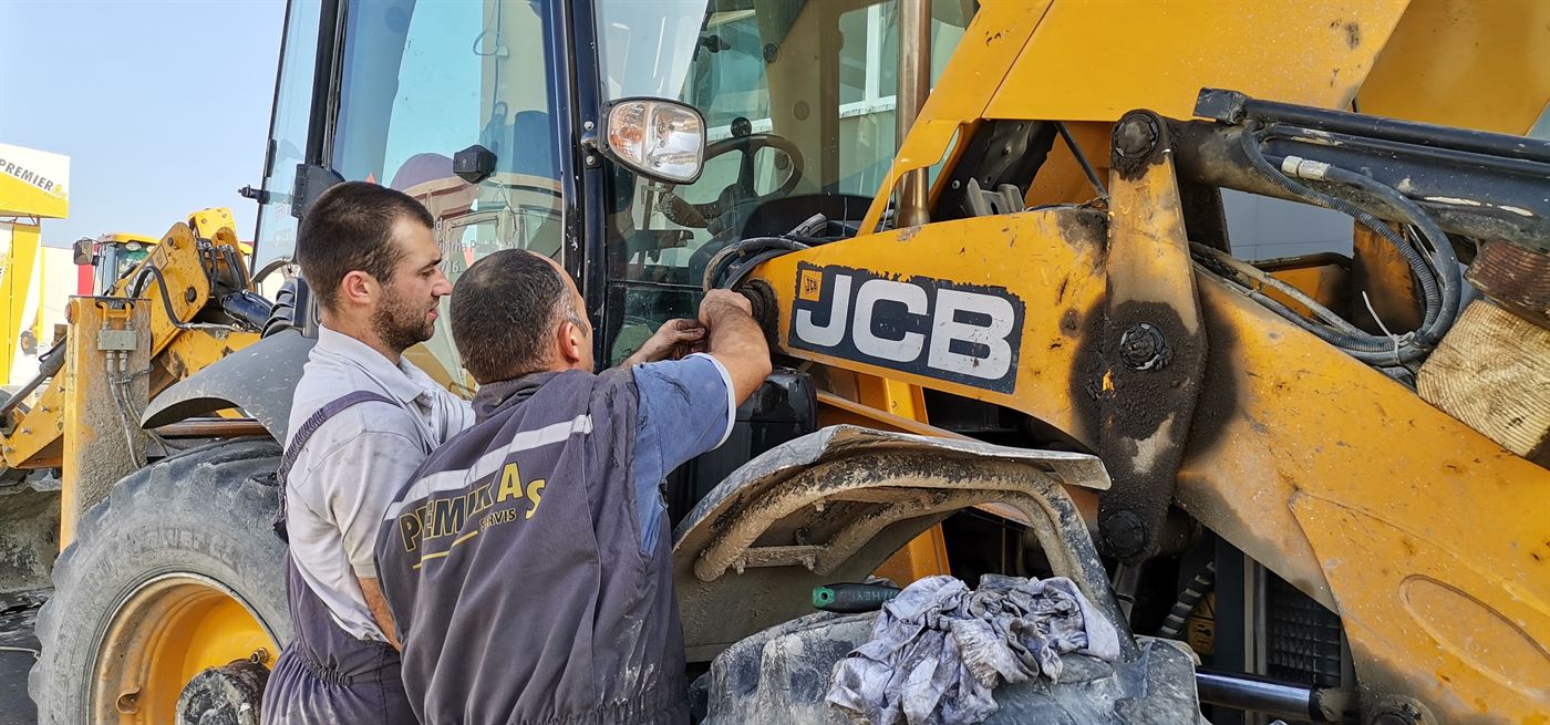 Premier AS tehničari na servisu JCB mašine